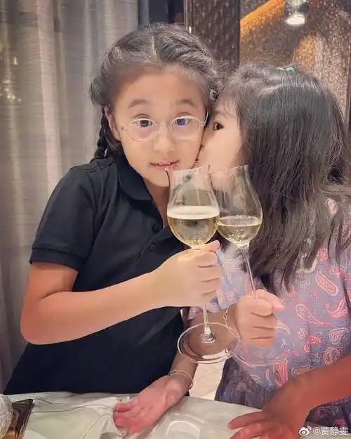 贾静雯晒全家福为咘咘庆生,被bo妞亲吻超腼腆,未能满足女儿生日愿望