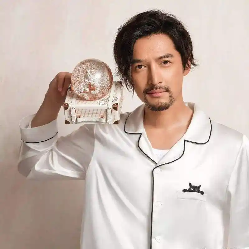 包括一些像鹿晗,李现,刘昊然等小鲜肉也曾有过胡子造型,但是有些人