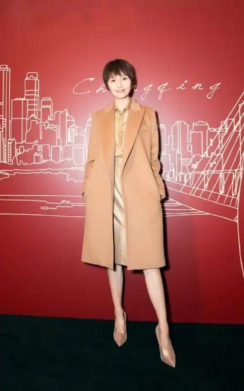 整体看起来非常的有气质,脚蹬一双香槟金色的尖头高跟鞋,美的不像话