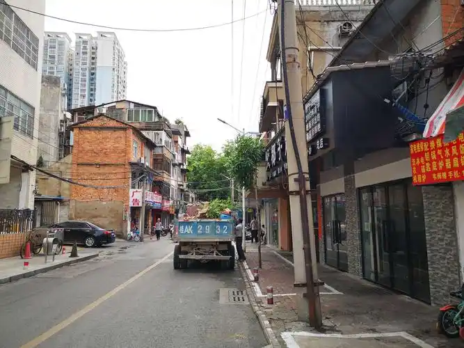 与日新月异,高楼耸立的城市似乎有些不合拍,却又是城市久远年代的真实