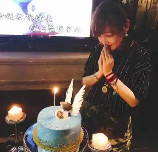 闺蜜晒薛佳凝庆40岁生日照元气笑容仍是哈妹