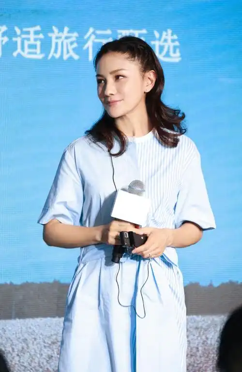 沙溢挺有福气,娇妻胡可穿黑白拼色连衣裙成熟优雅,端庄稳重