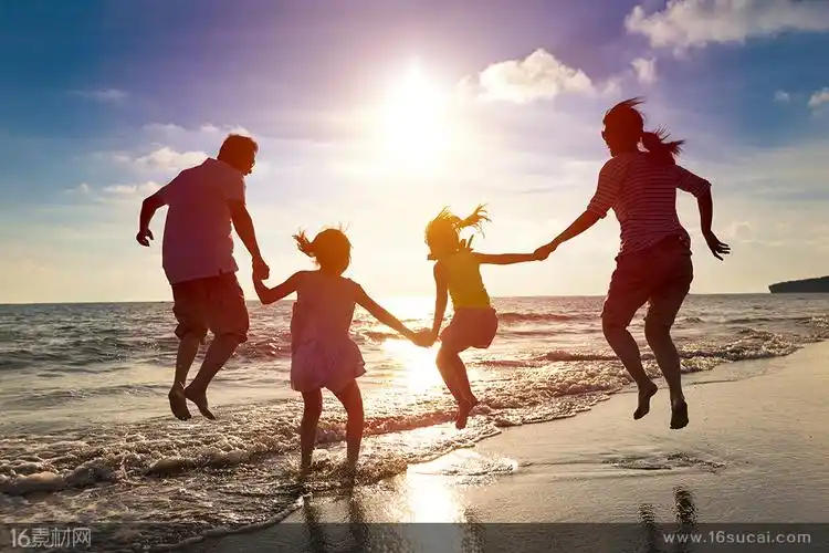 词:蓝色的天空海边海滩人物外国小孩度假旅游全家福温馨高清摄影图片