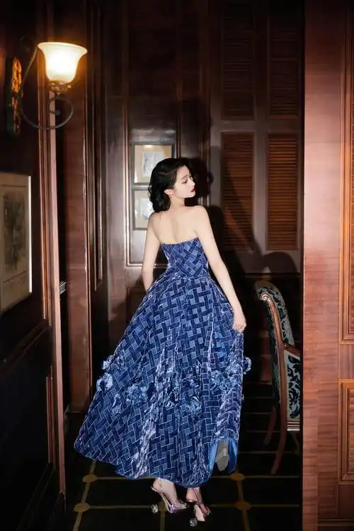 关晓彤 穿蓝色花朵裙美背吸睛 复古盘发优雅贵气|妆容|裙子|女性身材