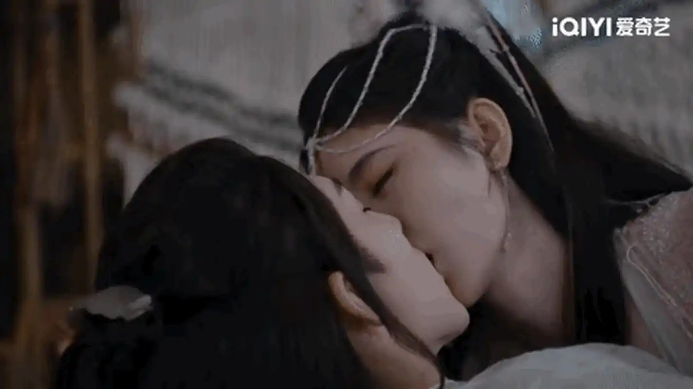 鞠婧祎这个吻戏让人看得怪脸红心跳的,没想到她还挺有"吻技"的,感觉