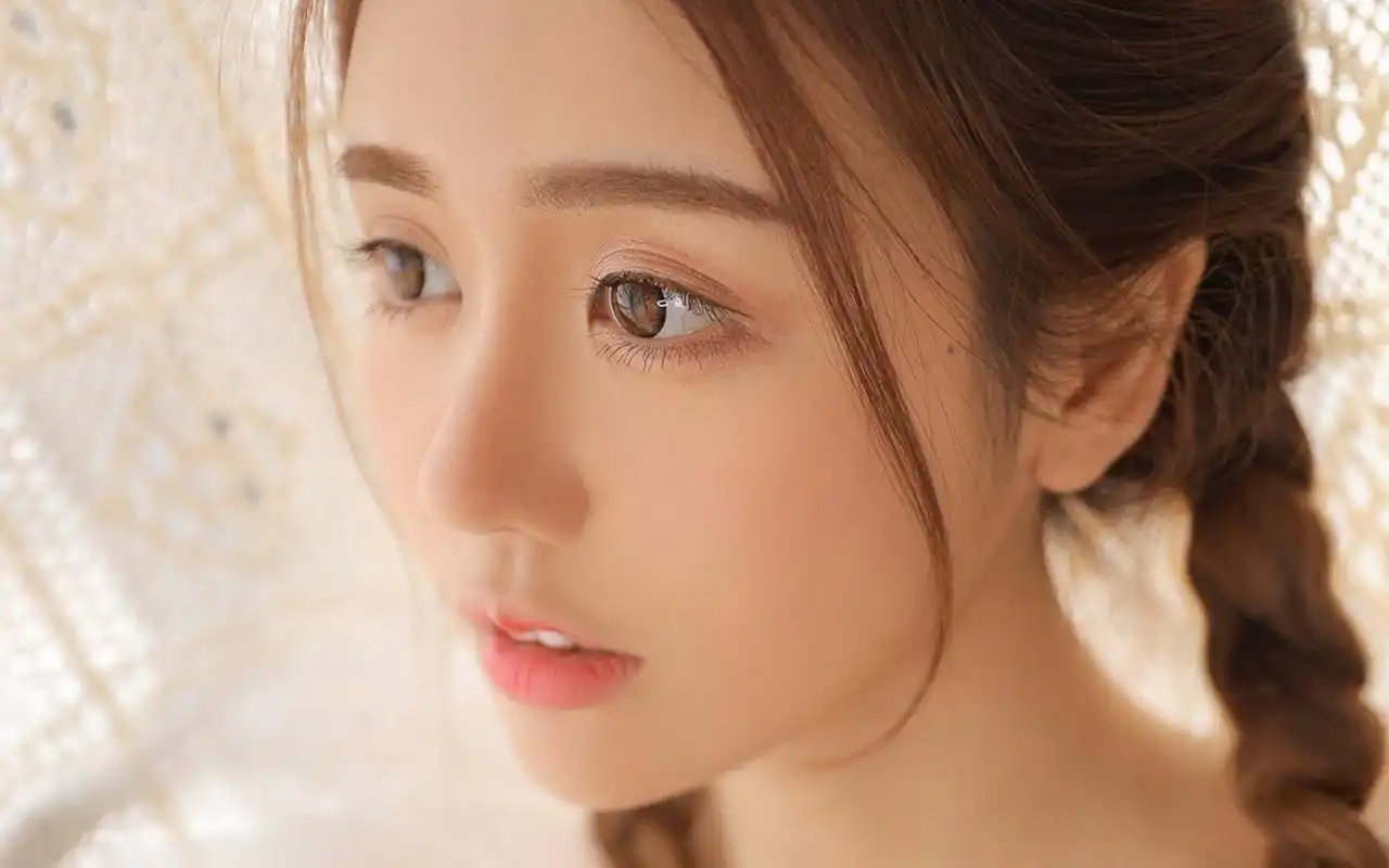 可爱马尾辫女生图片高清桌面壁纸