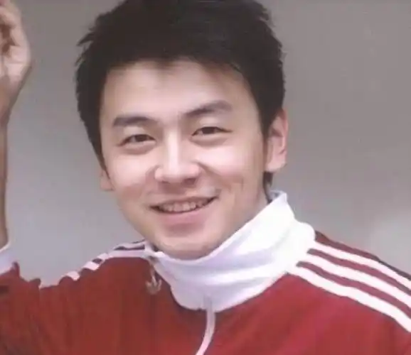 都说沈腾年轻时长的帅,看到年轻时的雷佳音,才知啥叫国民校草