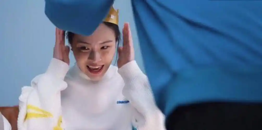 36岁吴敏霞怀胎3月庆生!总裁老公斯文帅气,抱女儿送黄金手链!