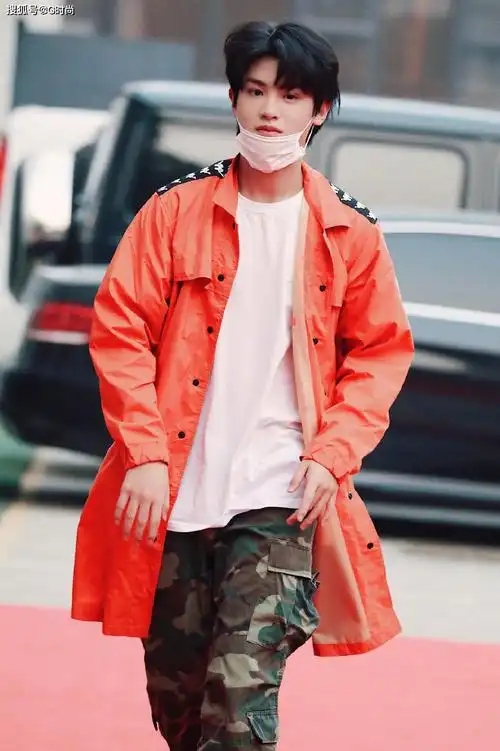 黄明昊上班饭拍~身穿橙色风衣搭配迷彩裤潮流帅气