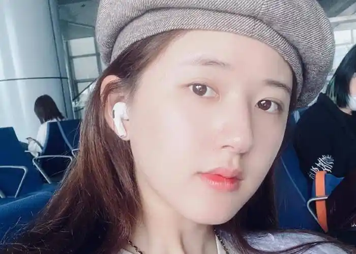 原创赵露思素颜生图曝光22岁的皮肤太真实看清这状态我没眼花