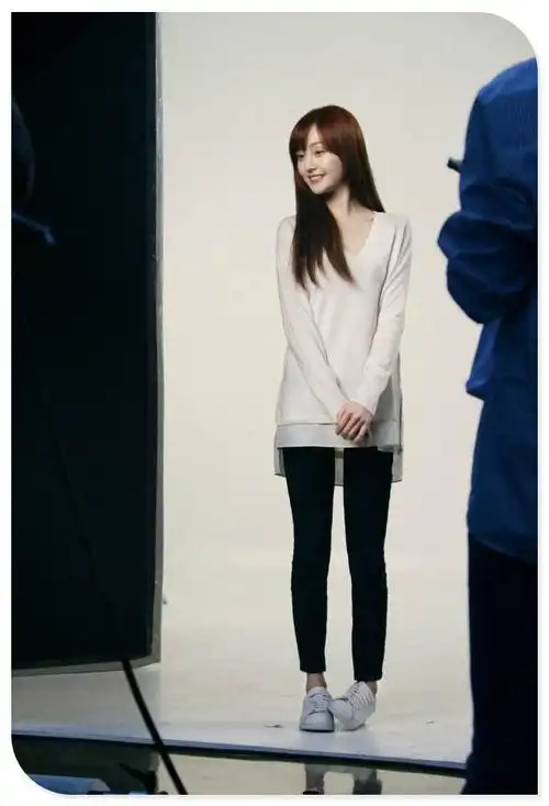 郑爽瘦到无法形容!小号喇叭裤都撑不起来,鼻子凸起似"格格巫"