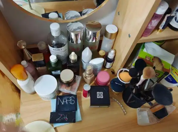 相亲女在朋友圈晒化妆品,这一桌子东西至少上万元,没点家底不敢娶