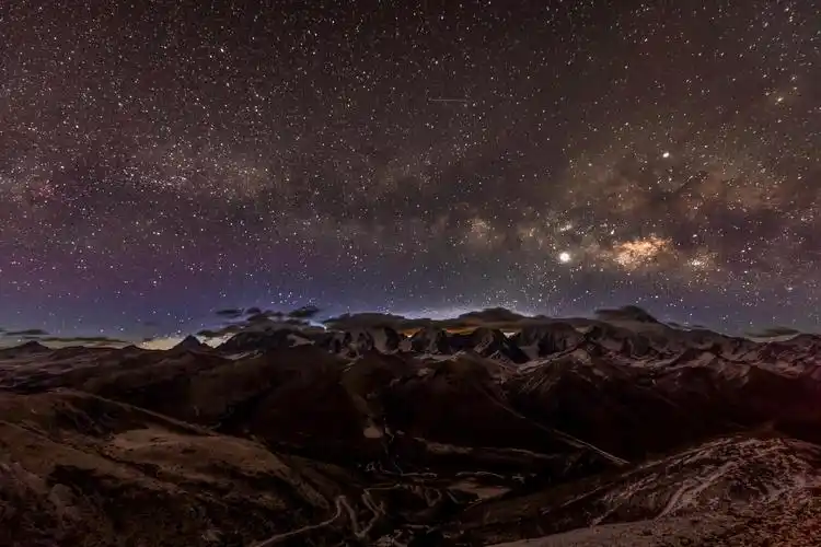 2019年2月11日,四川省康定雅哈垭口,贡嘎雪山银河星空.图据视觉中国