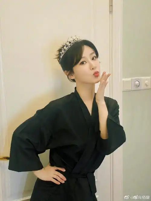 杨紫嘟嘴四宫格随拍