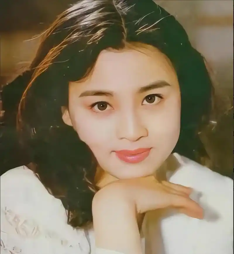 回顾演员赵明明嫁给英宁离婚那天抱着女儿大哭54岁依旧单身