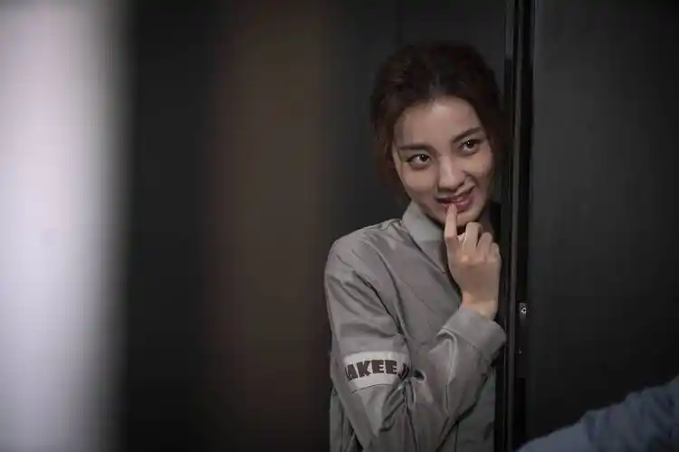 外星女生柴小七万鹏饰演柴小七撩汉狂魔甜蜜试爱