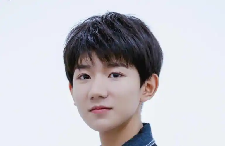 王源褪去稚气,眼神坚定,网友直言:以前的小男孩长大了