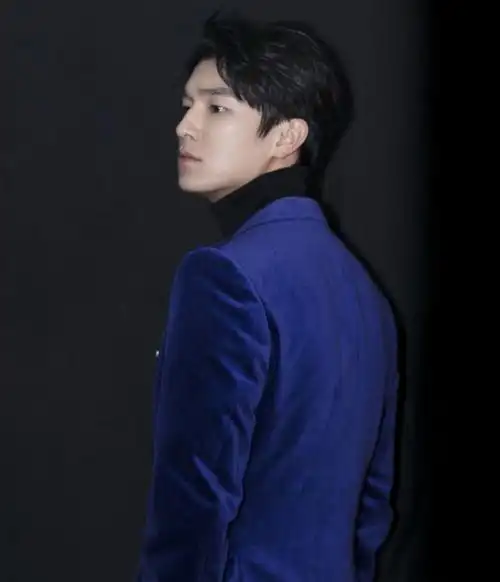 杨旭文帅气写真蓝色西服点缀着海马胸针彰显复古绅士儒雅风