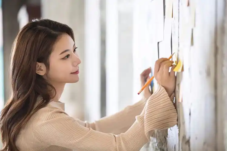 二,26岁 女设计师:学会体面的活着