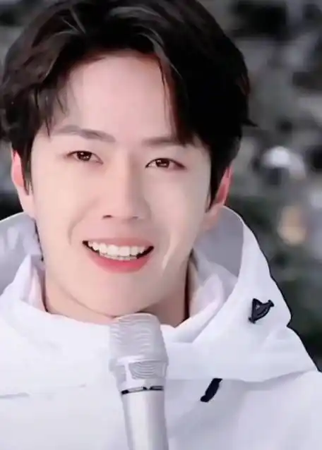 王一博笑起来好治愈,括弧笑,很难不爱