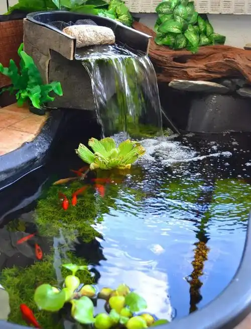 人工瀑布 砖砌或者成品的鱼池造型,做出人工瀑布的造型,周围加上绿植