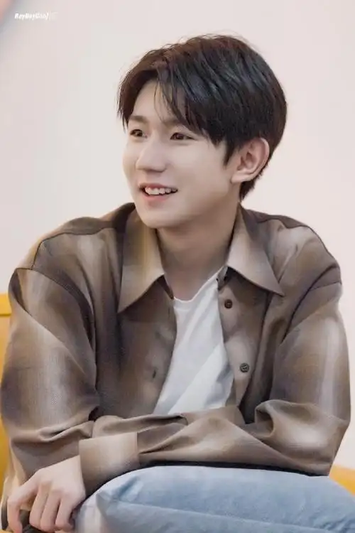 王源节目录制饭拍棕色渐变衬衫 白色内搭造型小表情好奶好可爱顺毛想