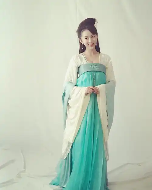 由周晓鹏执导,缪娟编剧,吴倩,郑业成,宋奕星领衔主演的反套路古装探案