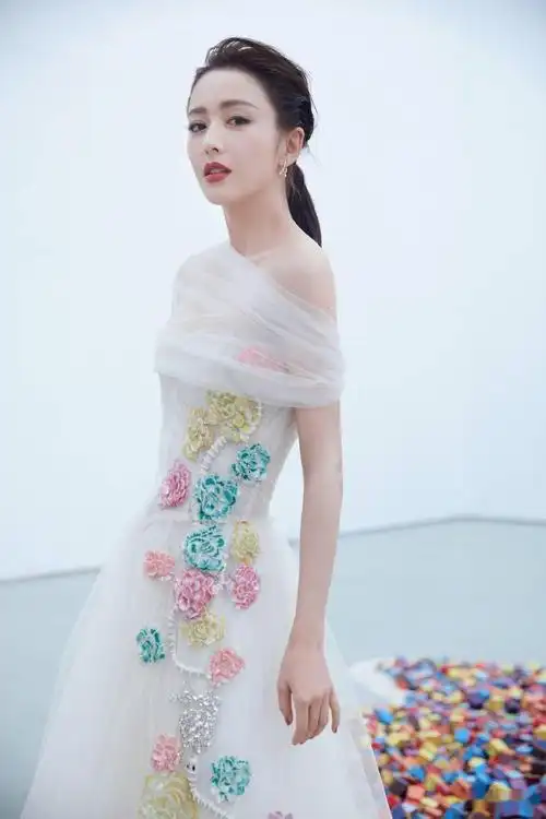 佟丽娅不可方物的美点到即止的艳宛若画中走出的古典美人