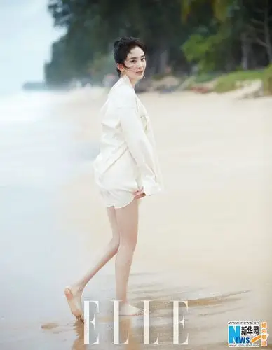 杨幂封面大片曝光 青春灵动展夏日清凉