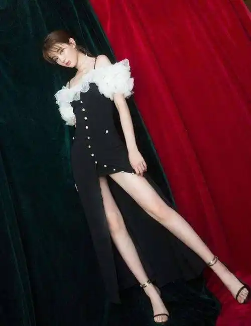 乔欣可真会搭配,穿"绑带鞋"不影响腿长,身材比例好得让人羡慕_短裙