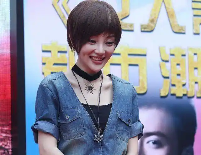 李小璐剪短发的样子显脸更小了,穿上连体装,看着还挺英气的