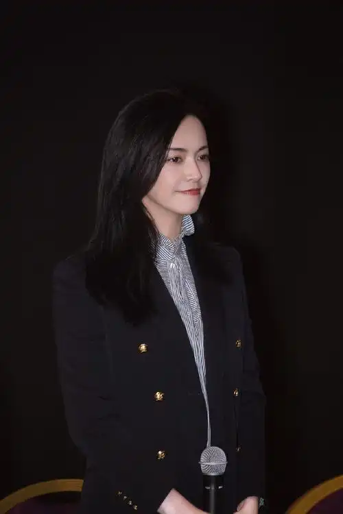 姚晨黑色西服优雅性感图片88