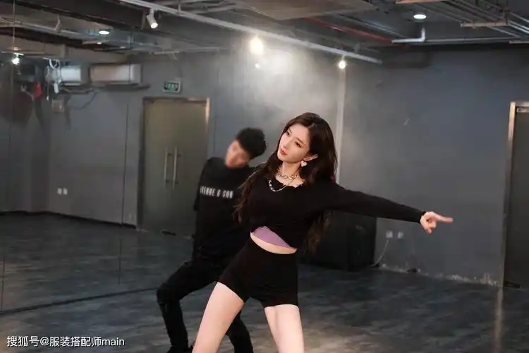 江疏影过生日真会玩!穿露脐装配短裤跳舞,秀小蛮腰身材火辣惹眼