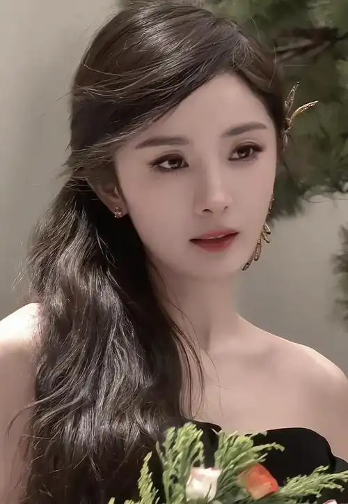 231208 年轻永驻,杨幂无龄感美貌引爆网络!