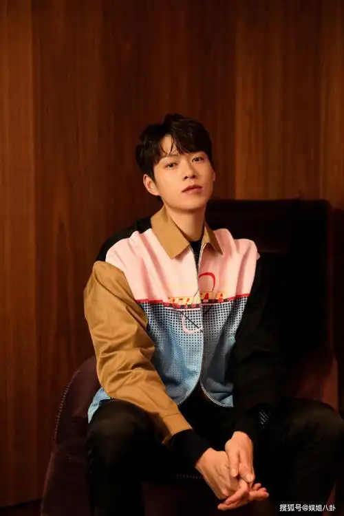 杨幂魏大勋恋情再添实锤?二人穿情侣装约会吃冰淇淋,住同一酒店