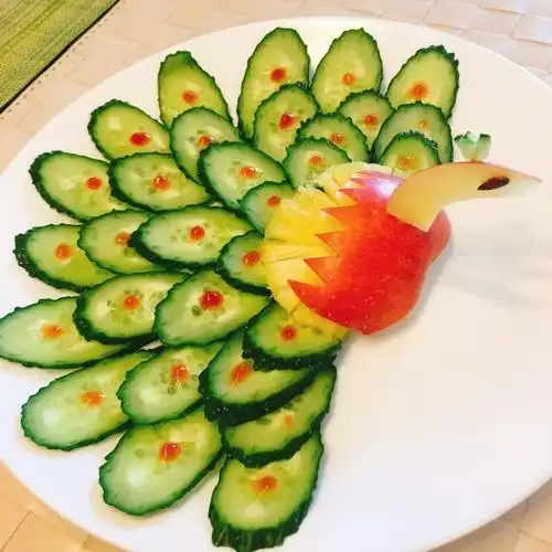 刘荣儿做的蔬菜拼盘盘饰摆盘(孔雀)