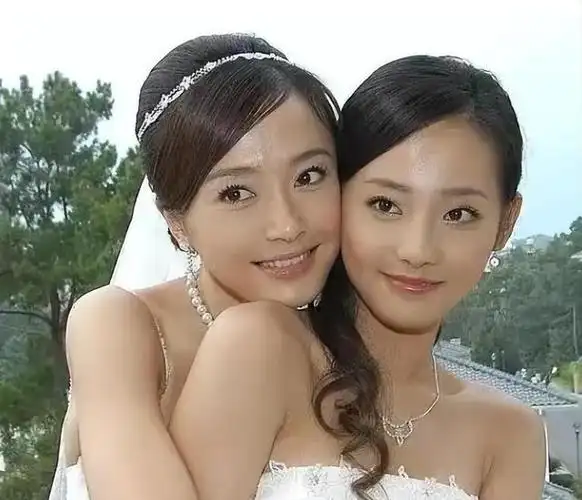 当时,她和《一帘幽梦》中的姐姐秦岚共同参加了节目.