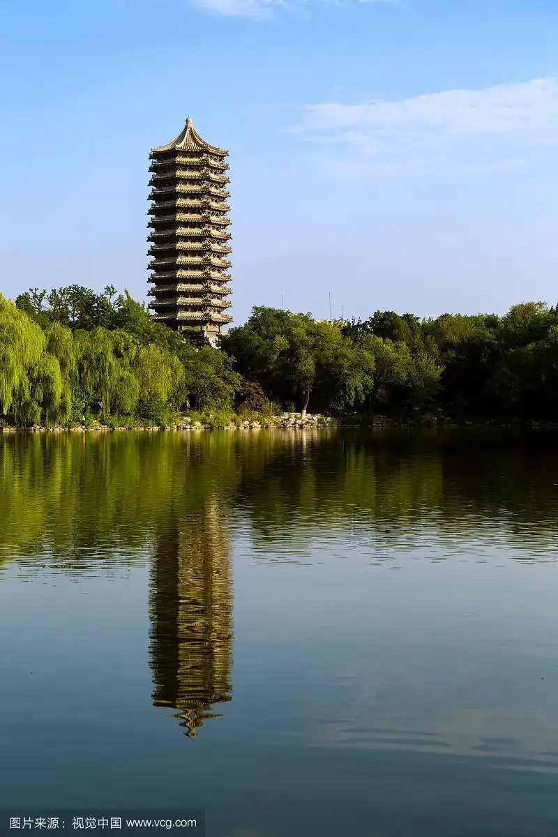 北京大学未名湖畔的博雅塔