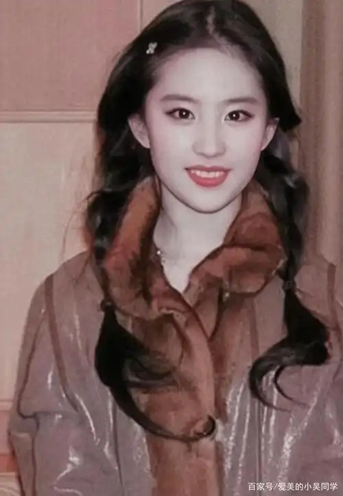 颅顶:刘亦菲的颅顶特别的高,即使是光头也很好看,之前在就有过光头的