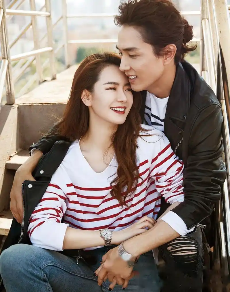 戚薇和老公李承铉合体大秀恩爱,画面超温馨.