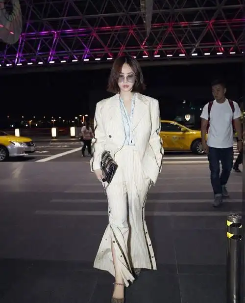 38岁蔡依林换衣服西服配耳环减龄20岁不止看了也想换造型