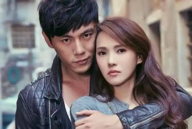 1999年凌晨穿着睡衣的伊能静敲开黄磊房门黄磊却大骂神经病