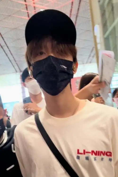 贺峻霖出发香港机场路透