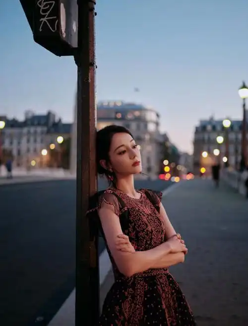 明媚优雅的女郎,在夜幕下的塞纳河畔翩翩起舞,是属于迪丽热巴的法式