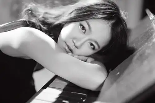 汪思妍某一天mv激情首发演绎水下极致浪漫