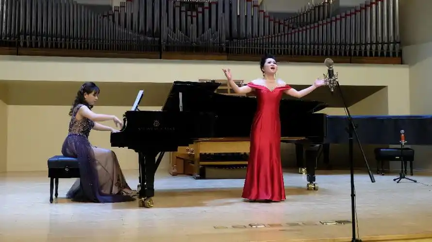 发布了头条文章:女高音龙淼鑫个人独唱音. 来自韩军的舞台光影 - 微博