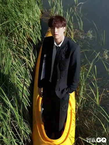 张艺兴封面写真演绎夏日清爽大片