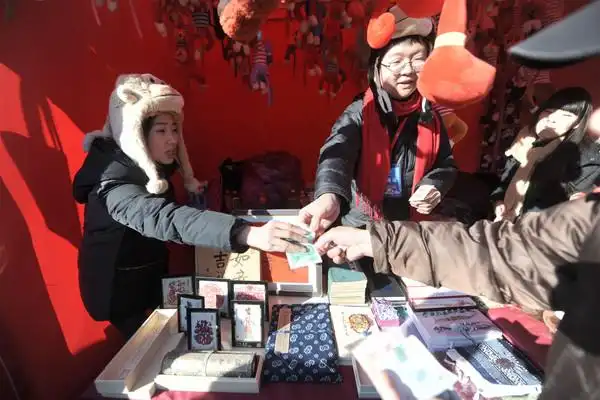 现场|快看你的同学在厂甸庙会练摊儿全部收入用于新学期支教!