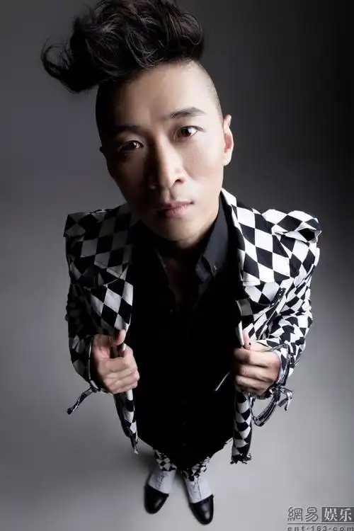 开心麻花王宁搞怪大头照变身时尚顽童