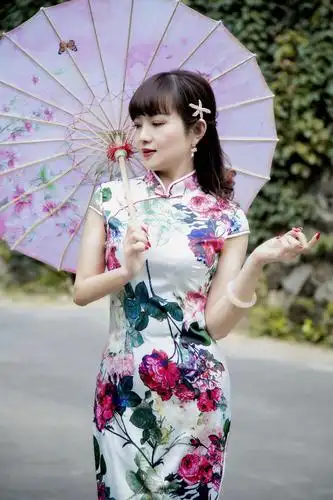 旗袍风之韵,千年文化紧系一身的展现,大方得体漂亮吸引,落一簇花,艳丽